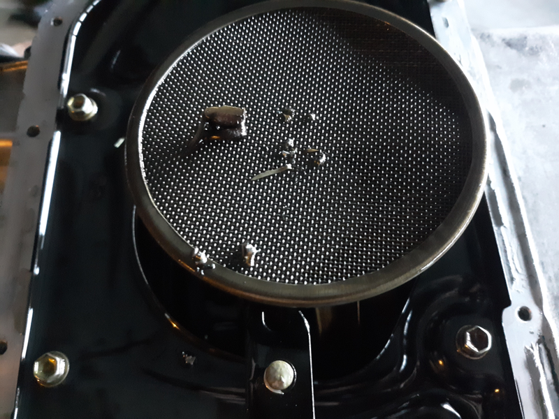 Oil pump pickup with bits of metal